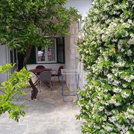 Harbour-Side Apartment With Beautiful Terrace Podgora Buitenkant foto